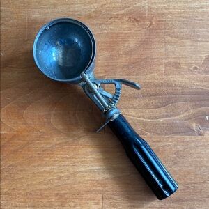 Vintage Peerless Metal Ice Cream Scoop with Black Handle